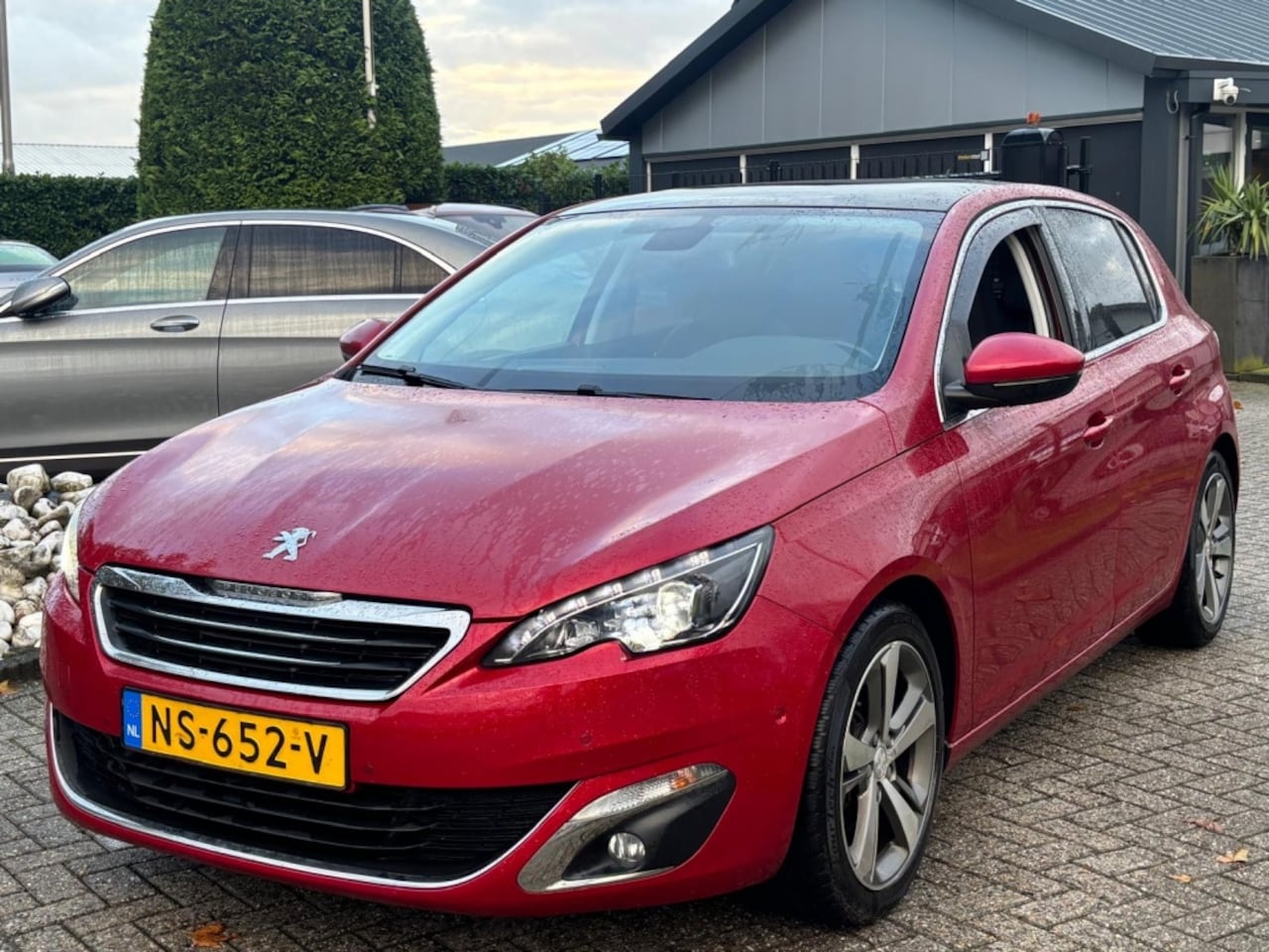 Peugeot 308 - 1.2 Benzine 5-Deurs 2017 Panorama Xenon Led Trekhaak - AutoWereld.nl