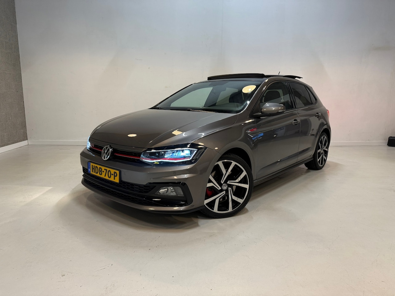 Volkswagen Polo - 2.0 TSI GTI | 200pk | PANO | Apple CarPlay | Camera | 18 inch | Alcantara | Blind spot | F - AutoWereld.nl