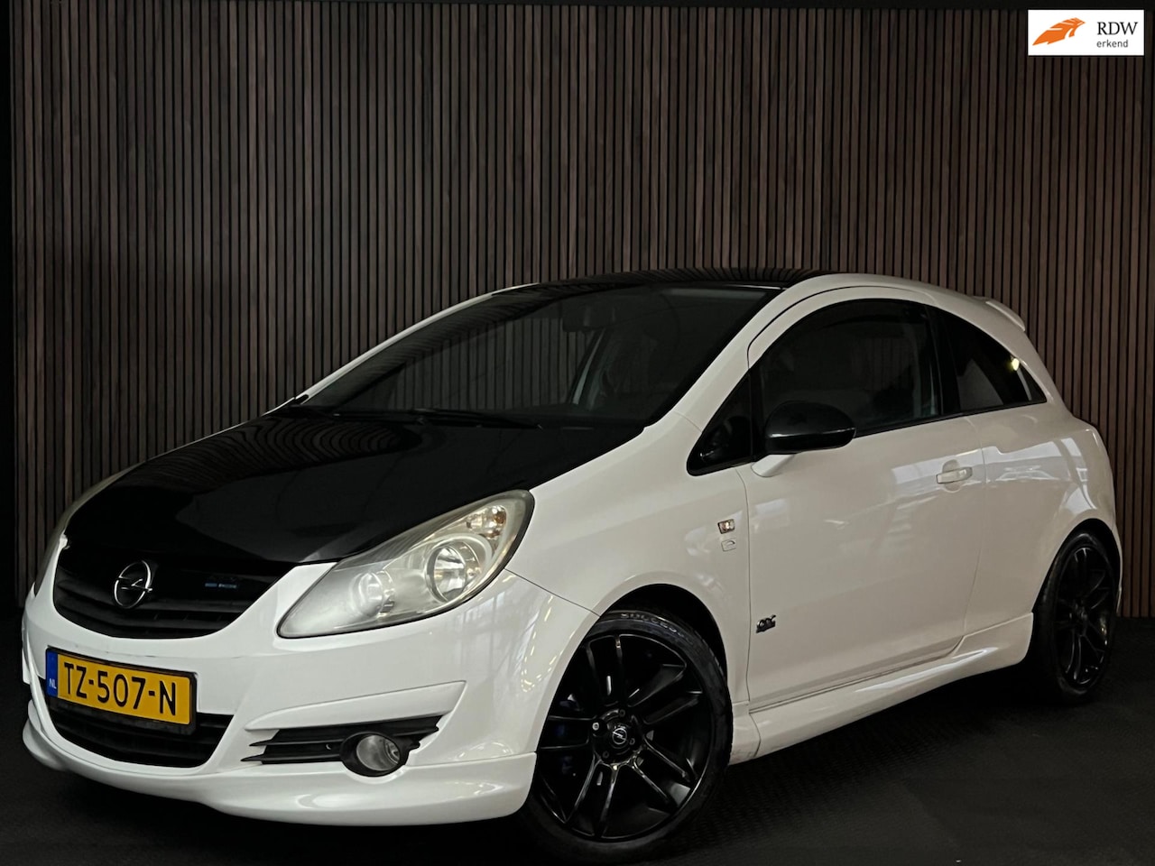 Opel Corsa - 1.2-16V Sport OPC LINE/CRUISE CONTROL/AIRCO/MULTI STUUR - AutoWereld.nl