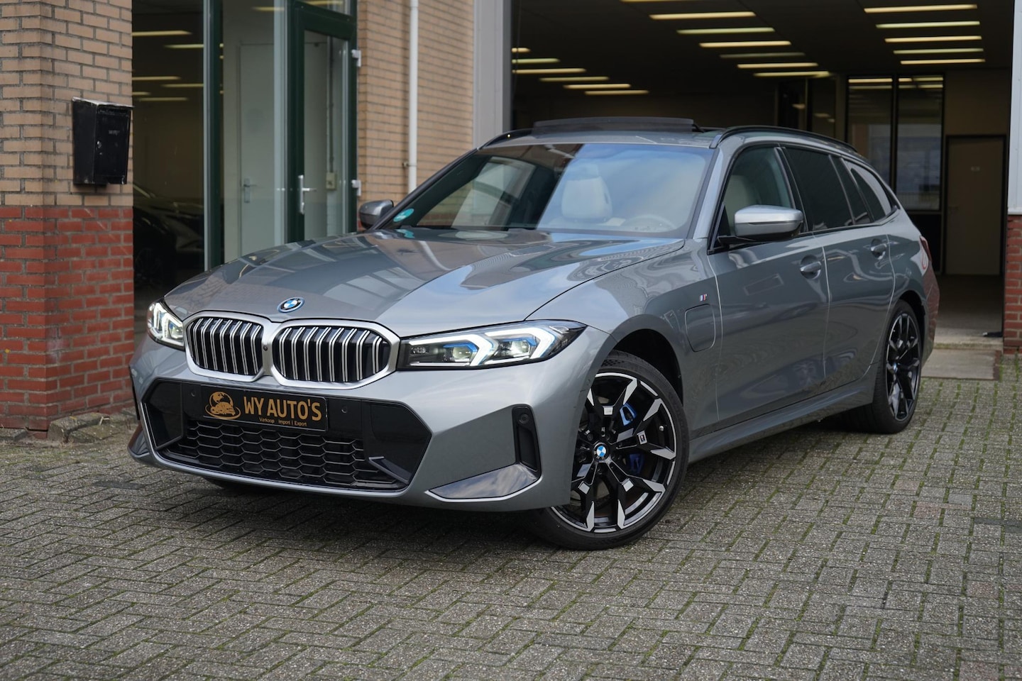 BMW 3-serie Touring - 330e M Sport Edition SkyscraperGrau|Shadow Line|19'' M Bicolor|Phev|LongRange - AutoWereld.nl