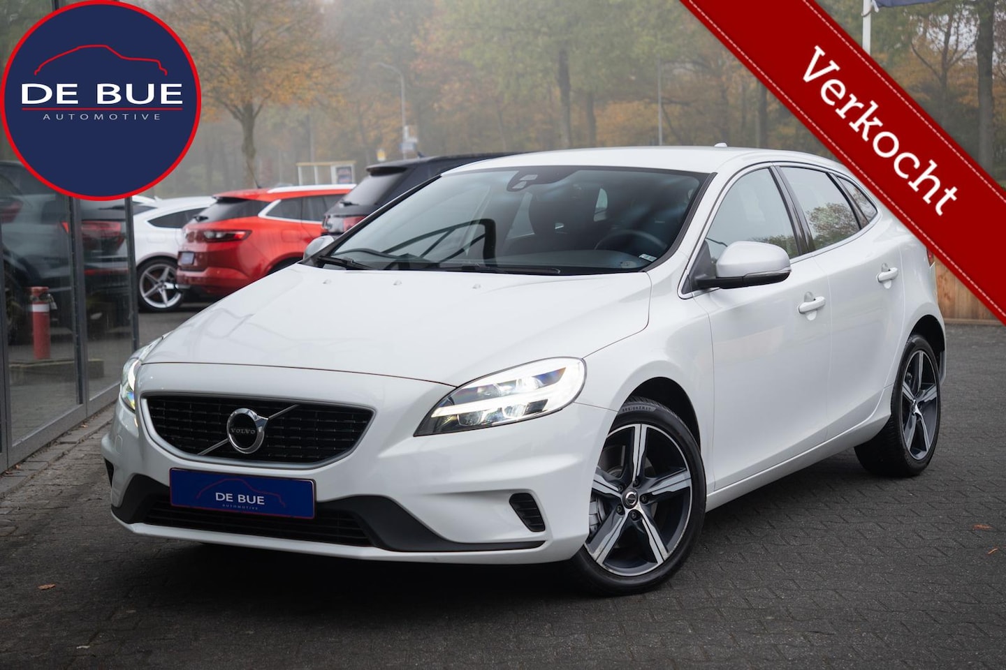 Volvo V40 - 2.0 D3 R-Design Automaat|1ste Eig.|Org NL NAP|BTW Auto|Trekhaak|Full LED|Standkachel|Stoel - AutoWereld.nl