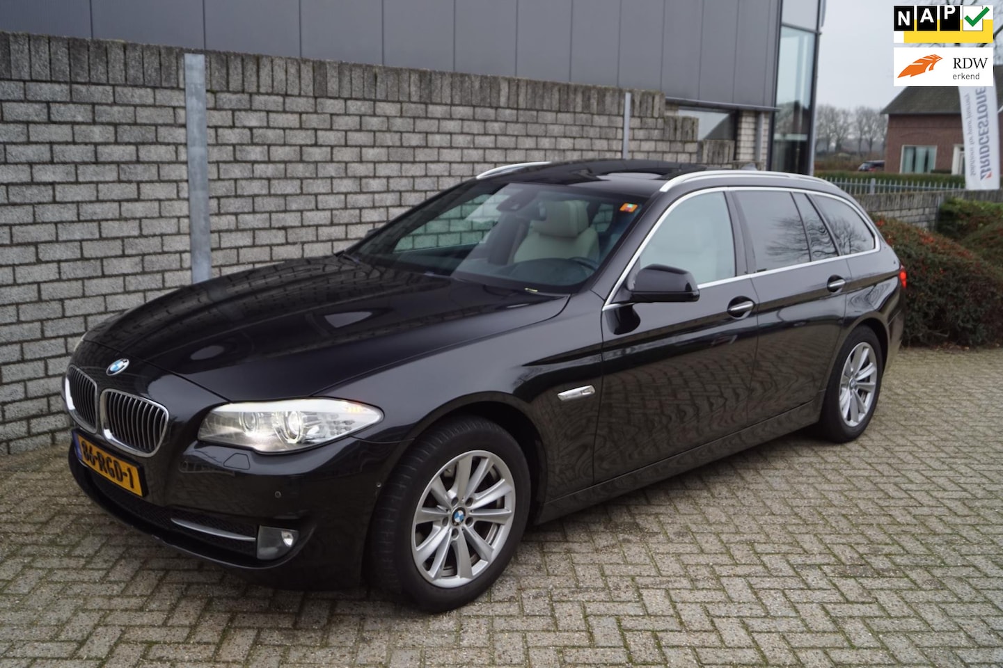 BMW 5-serie Touring - 528i High Executive Autom Panodak Leder Navi Camera Clima Xenon Cruise 2x PDC Head-Up LMV - AutoWereld.nl