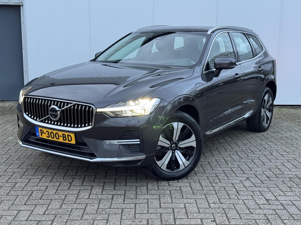 Volvo XC60 - T8 Plug-in Inscription | Luchtvering | 360 Camera | Massage stoelen - AutoWereld.nl
