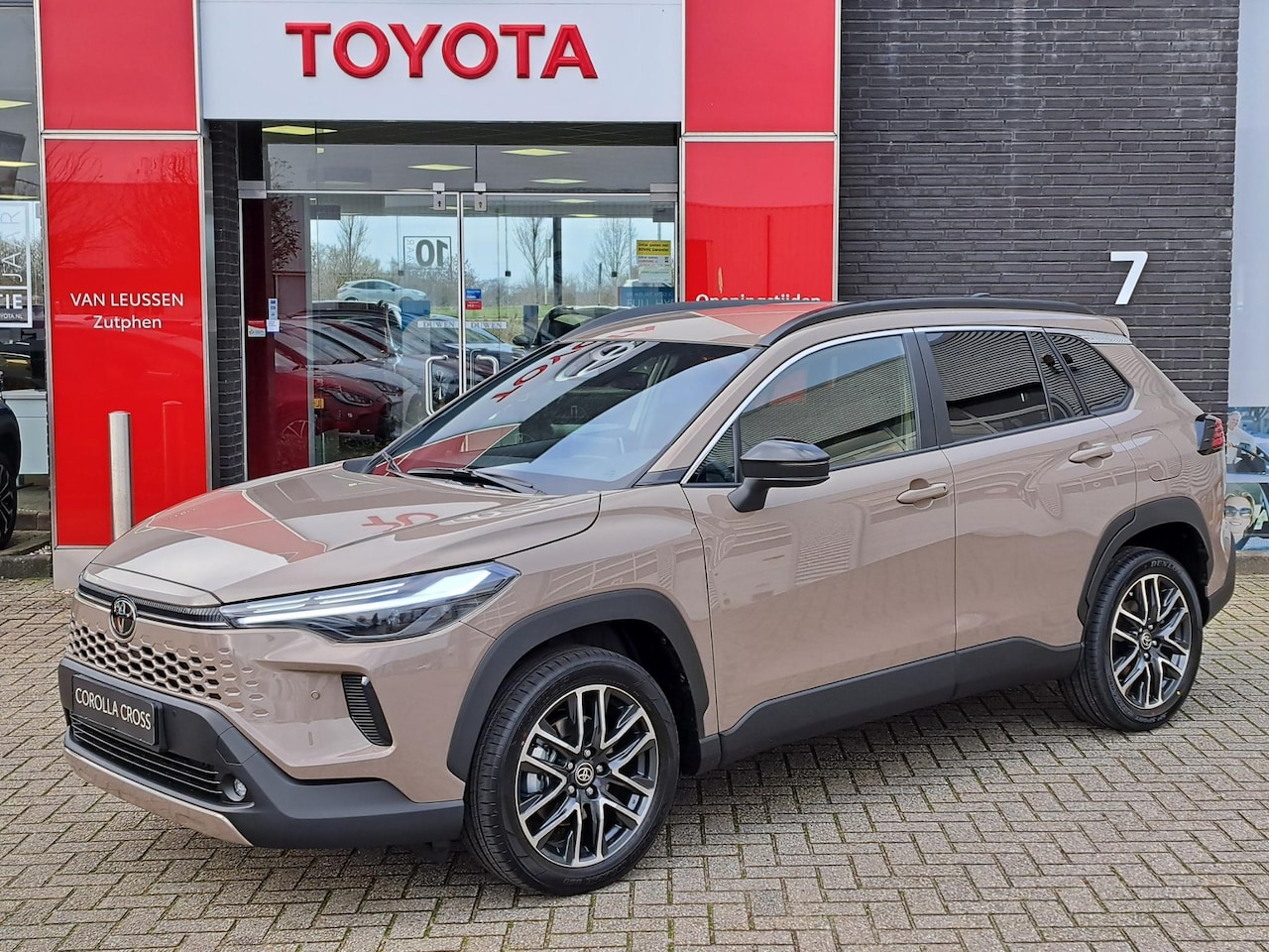 Toyota Corolla Cross - Hybrid 140 Dynamic NIEUW DIRECT LEVERBAAR PDC ADAPTIVE CRUISE STOELVERWARMING - AutoWereld.nl