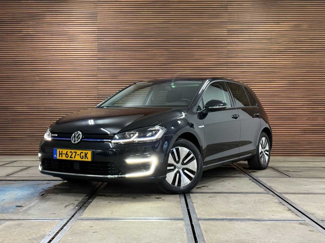 Volkswagen e-Golf - | Leder | Stoelverwarming | Camera | Navigatie | Adaptive Cruise Control | Parkeersensoren - AutoWereld.nl