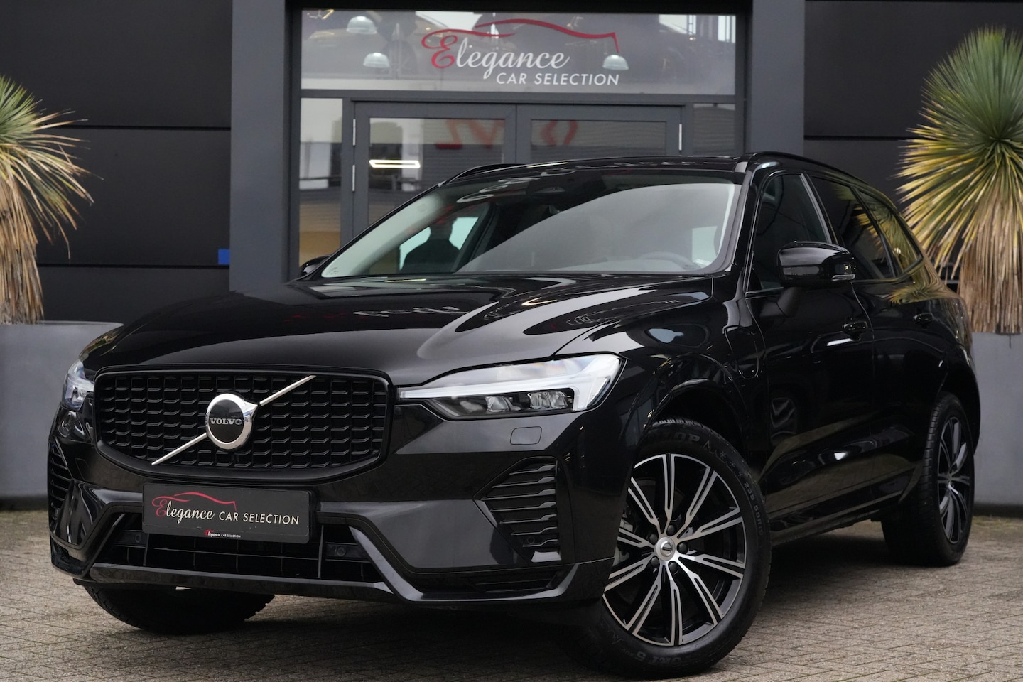 Volvo XC60 - 2.0 T8 Plug-in hybrid AWD Plus Dark 455pk Panoramadak/HarmanKardon/Camera - AutoWereld.nl