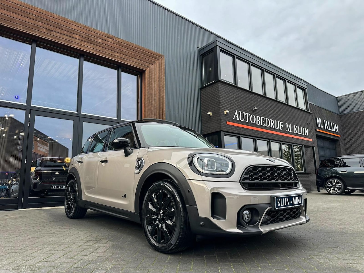 MINI Countryman - Mini 2.0 Cooper S E ALL4 Business Edition 220pk/Rooftopgrey/Pano/Camera/Memory/Vol - AutoWereld.nl