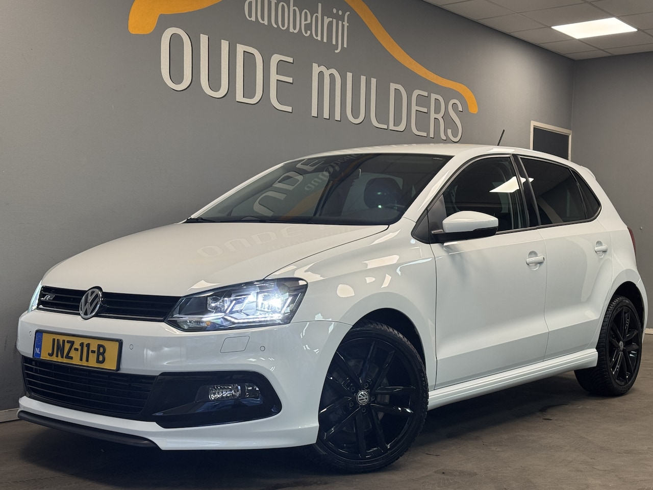 Volkswagen Polo - 1.2 R-Line/Stoelverwarming/Parkeersensoren/Navi - AutoWereld.nl
