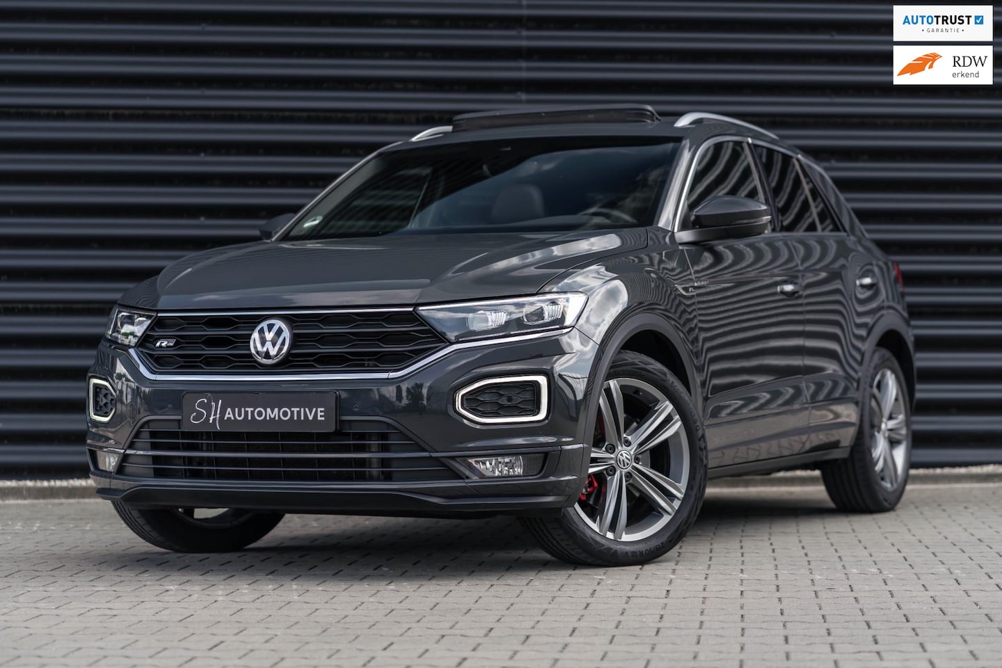 Volkswagen T-Roc - 2.0 TSI 4Motion Sport R-Line / PANO / CARPLAY / TREKHAAK / STOELVERWARMING - AutoWereld.nl