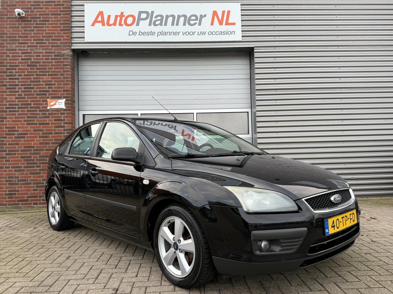 Ford Focus - 1.6-16V Futura! 5-Deurs! Airco! Cruise! LM Velgen! - AutoWereld.nl