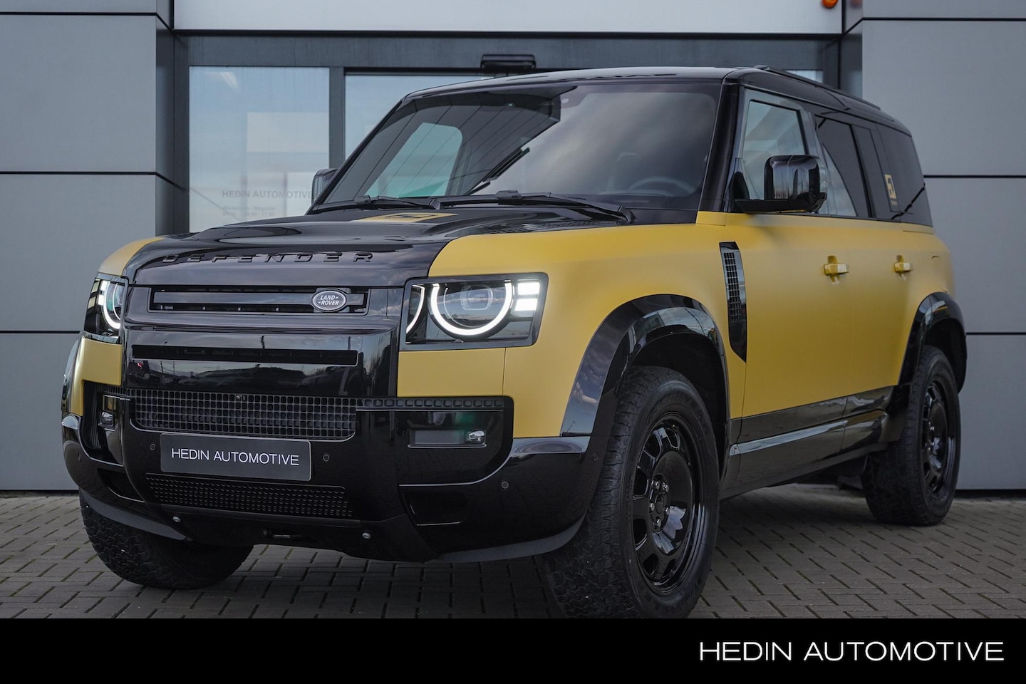 Land Rover Defender 110 - 2.0 P300e 110 Trophy Edition Deep Sandglow Yellow 2.0 P300e 110 Trophy Edition Deep Sandglow Yellow - AutoWereld.nl