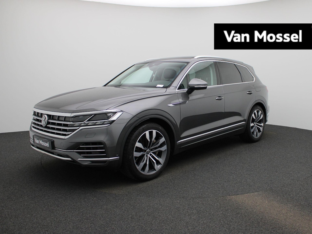 Volkswagen Touareg - Elegance 3.0 TSi eHybrid 4MOTION 381 PK | V6 | Plug-In | Trekhaak | Panoramadak | Lederen - AutoWereld.nl