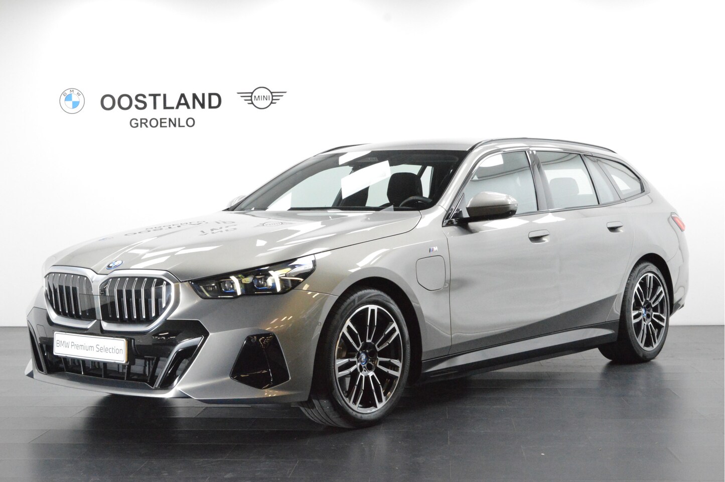 BMW 5-serie Touring - 530e M Sport Automaat / Adaptieve LED / Parking Assistant Plus / Live Cockpit Professional - AutoWereld.nl