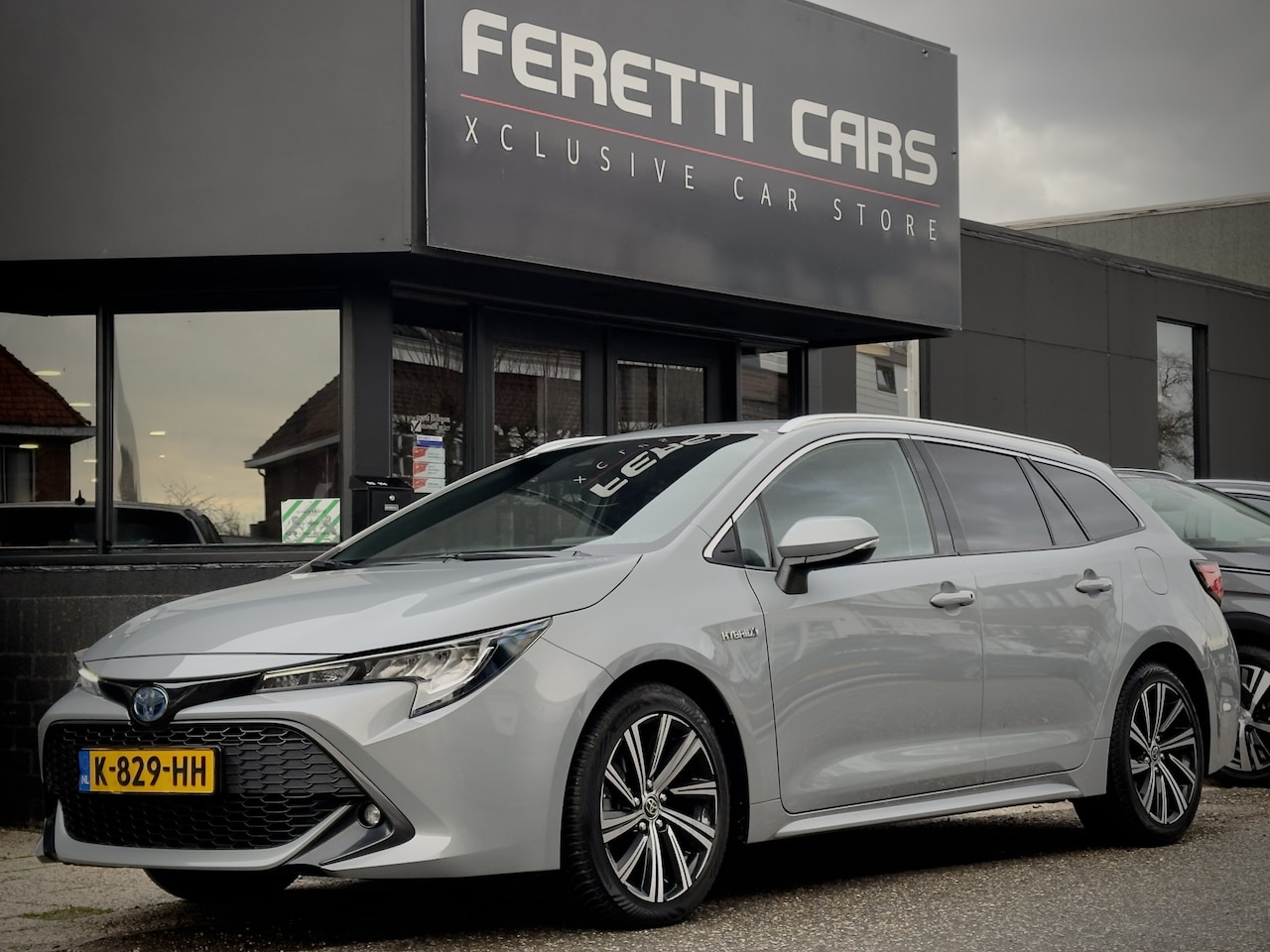 Toyota Corolla Touring Sports - 1.8 HYBRIDE PLUS AUT LEDER NAVI CAMERA LED LMV PDC - AutoWereld.nl