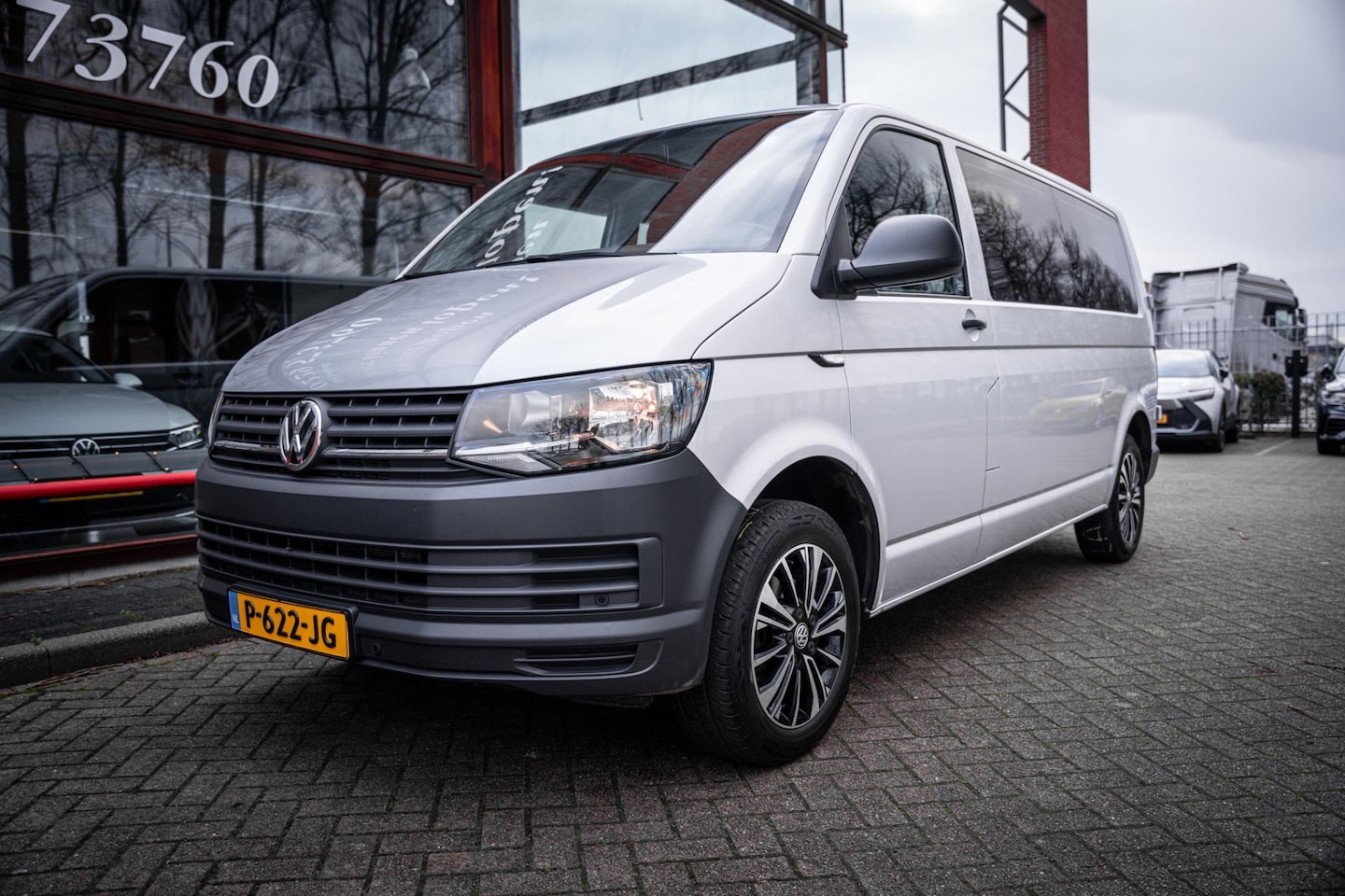 Volkswagen Transporter Kombi - 2.0 TDI 150pk L2| Automaat | 9 persoons | 3-3-3 | Car-play | Navi |Airco | parkeerhulp | T - AutoWereld.nl