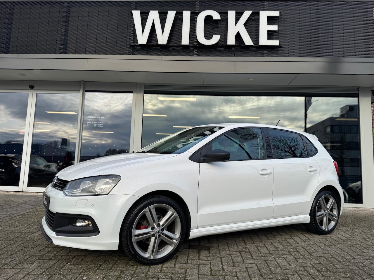 Volkswagen Polo - 1.2 TSI Highline R Line Navigatie PDC Stoelverw. - AutoWereld.nl