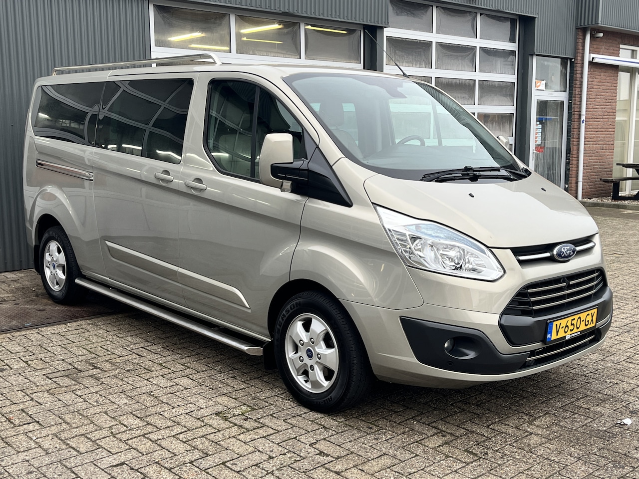 Ford Transit Custom - 310 2.2 TDCI L2H1 Limited DC Airco Cruise control Trekhaak 2800kg trekgewicht 6-Persoons S - AutoWereld.nl