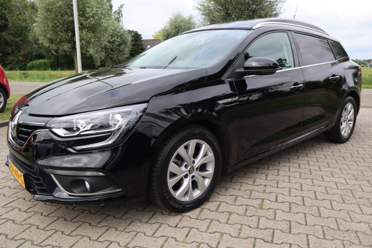 Renault Mégane - 1.3 TCe LIMITED VAN 140pk 1700kg trekgewicht AUTOMAAT - AutoWereld.nl