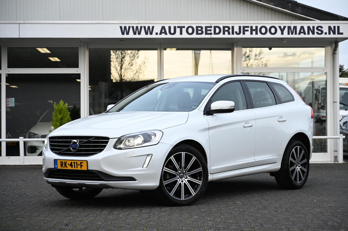 Volvo XC60 - 2.0 D3 Momentum Xenon Trekhaak 20" Velgen - AutoWereld.nl