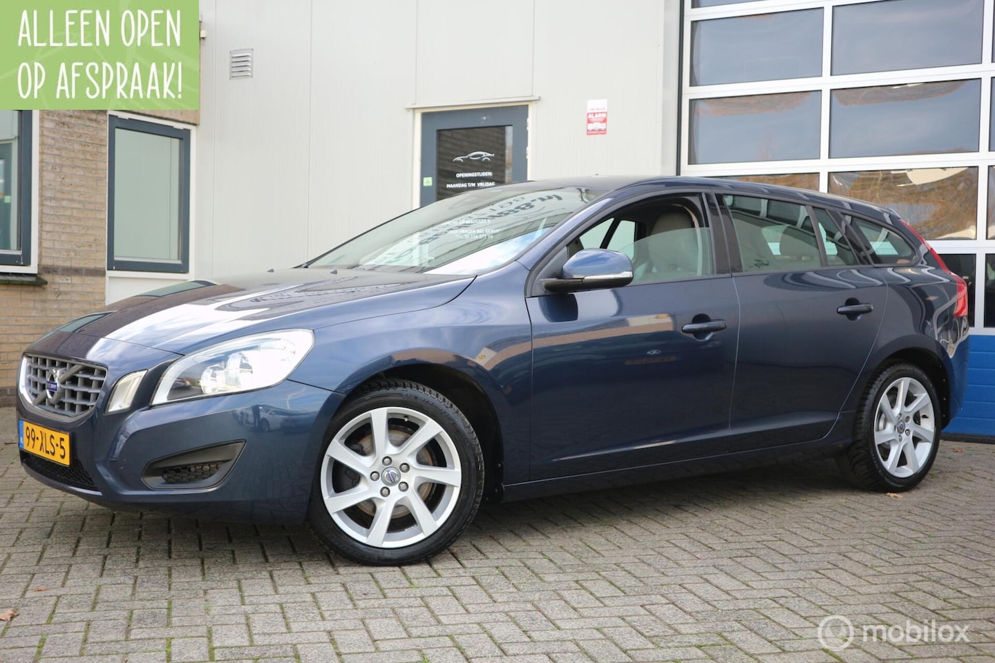 Volvo V60 - 1.6 T3 Kinetic LEDER/ECC/NAVIGATIE/TREKHAAK/NAP - AutoWereld.nl