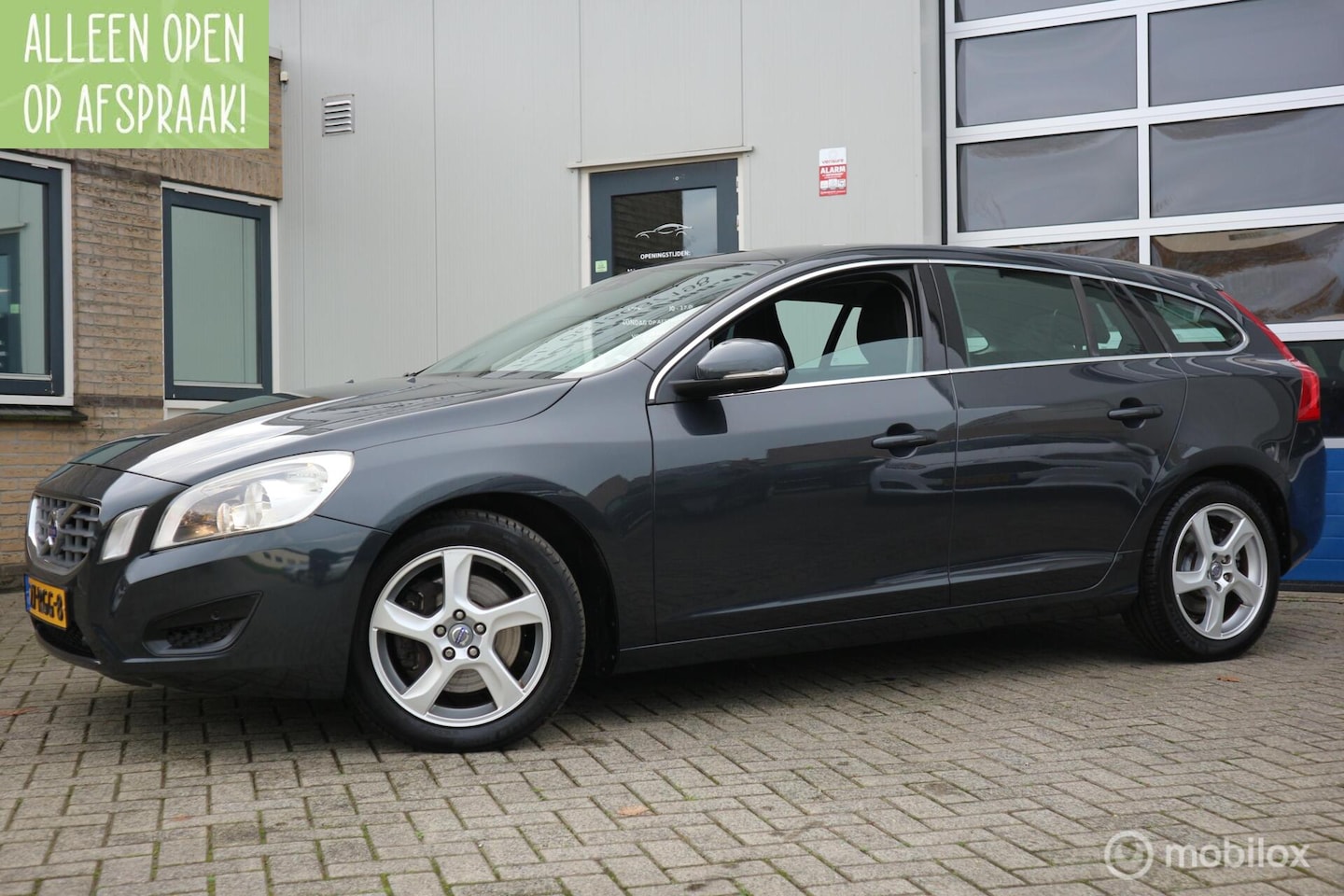 Volvo V60 - 2.0T Momentum ECC/NAVIGATIE/2XPDC/TREKHAAK/NAP - AutoWereld.nl