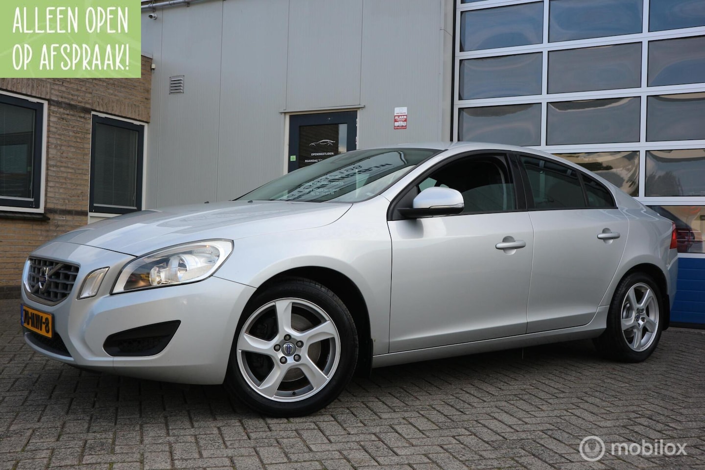 Volvo S60 - 2.0T 203pk Intro Edition ECC/NAVIGATIE/TREKHAAK - AutoWereld.nl