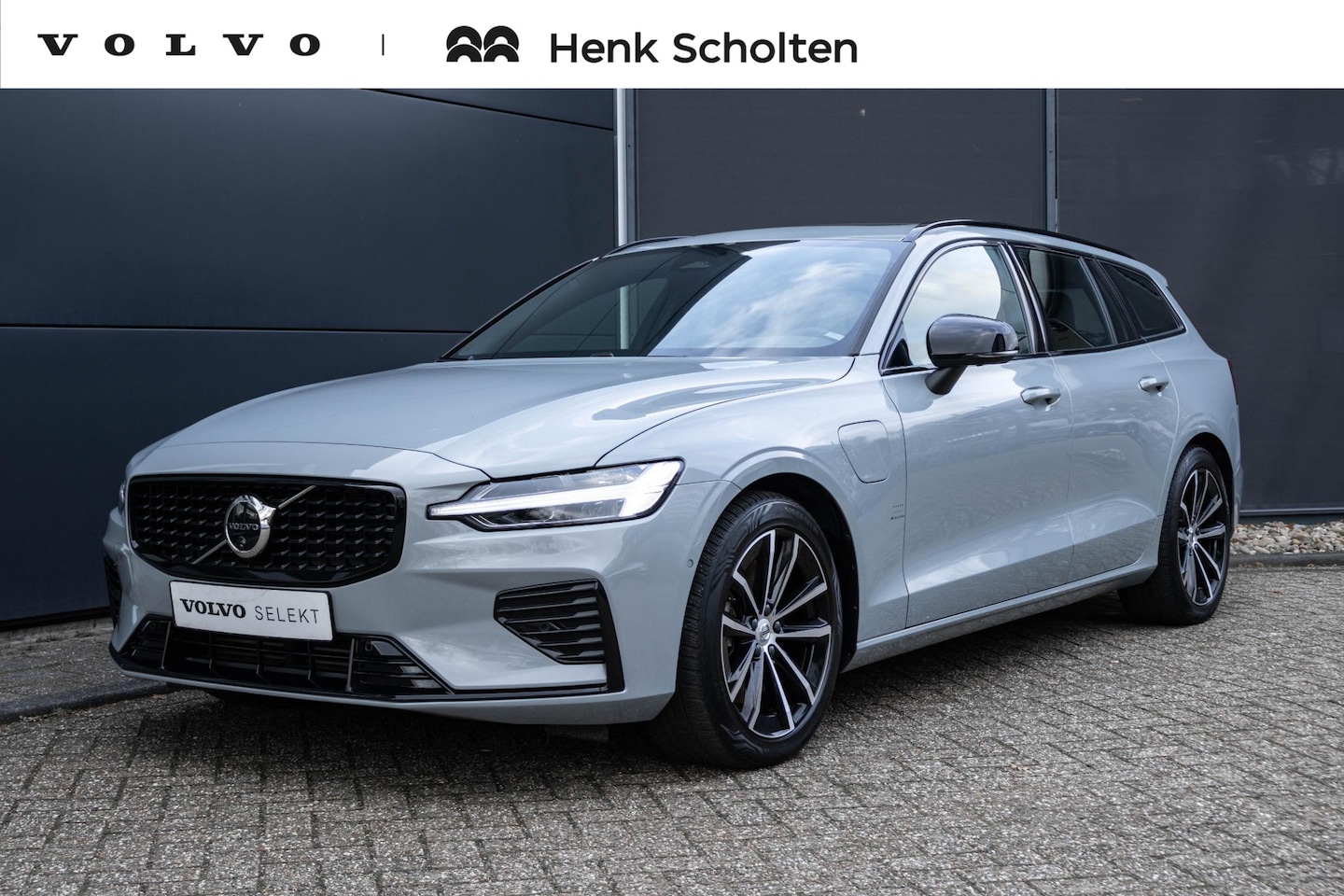 Volvo V60 - T6 Plug-in hybrid AWD Plus Dark | Verwarmbare Voorstoelen (met geheugen), Stuurwiel en Ach - AutoWereld.nl