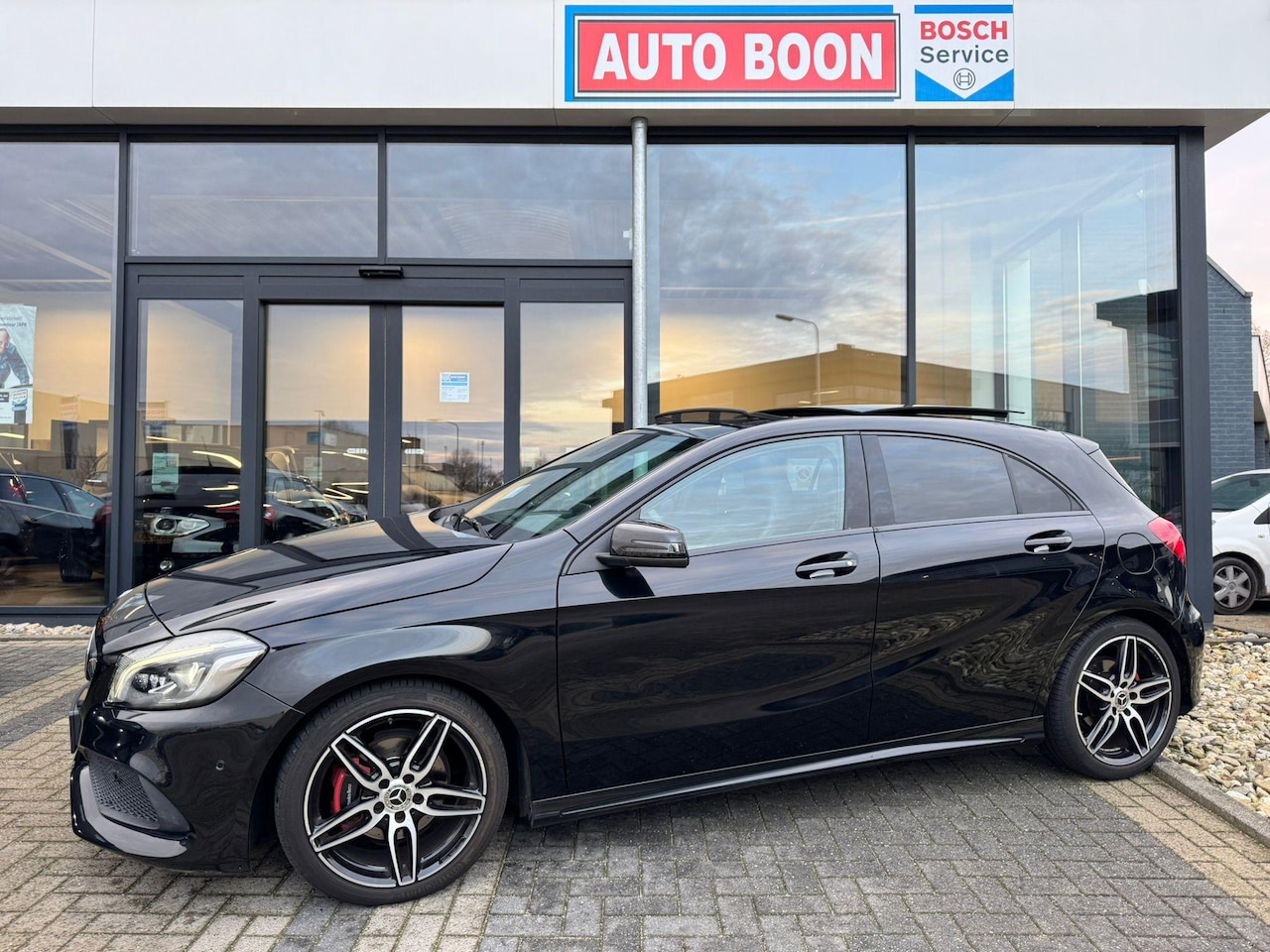 Mercedes-Benz A-klasse - 180 AMG AUTOMAAT NIGHT EDITION PLUS PANO/NAVI/LED/ 2xPDC/18''AMG/S&S/MEDIA/BTA/ALCANTARA/N - AutoWereld.nl
