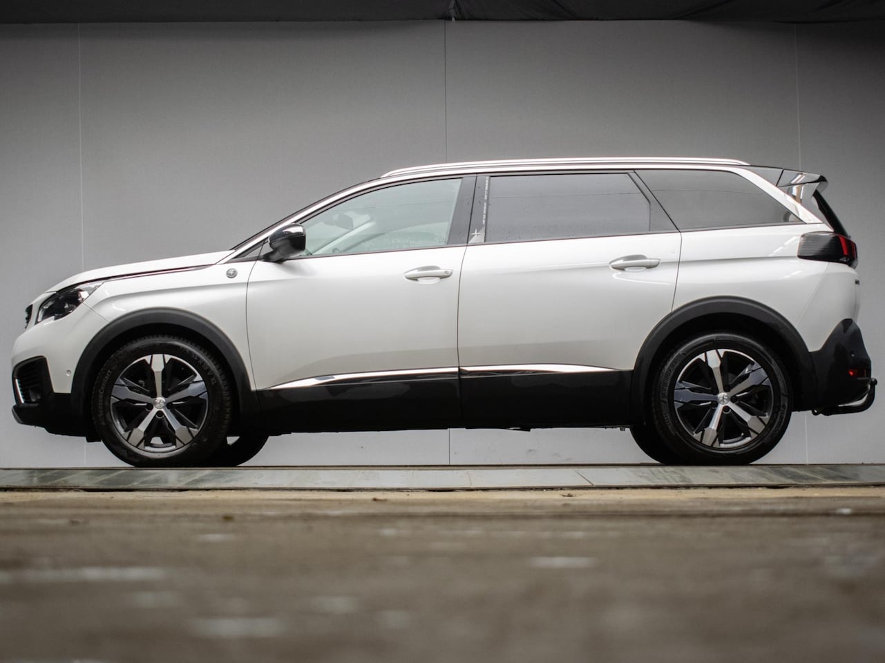 Peugeot 5008 - 1.2 PureTech Allure Sport (APPLE CARPLAY,NAVI,LED,CAMERA,360 VIEW,LEDER,GETINT,CRUISE,CLIM - AutoWereld.nl