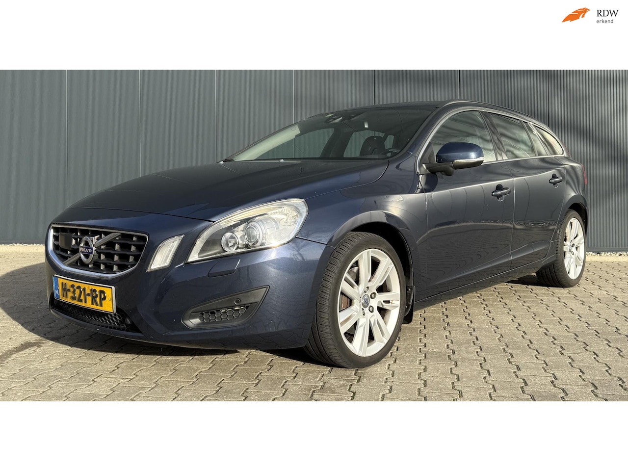 Volvo V60 - 2.0T Summum Airco Cruise Automaat Trekhaak - AutoWereld.nl