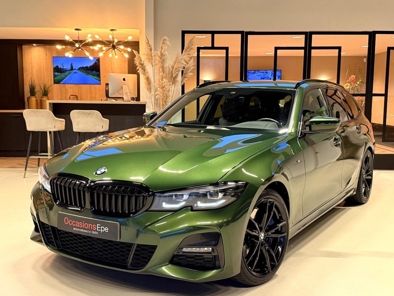 BMW 3-serie Touring - BMW 3-Serie Touring 320i High Executive M-Sport | Automaat | Navigatie | Verde Green - AutoWereld.nl