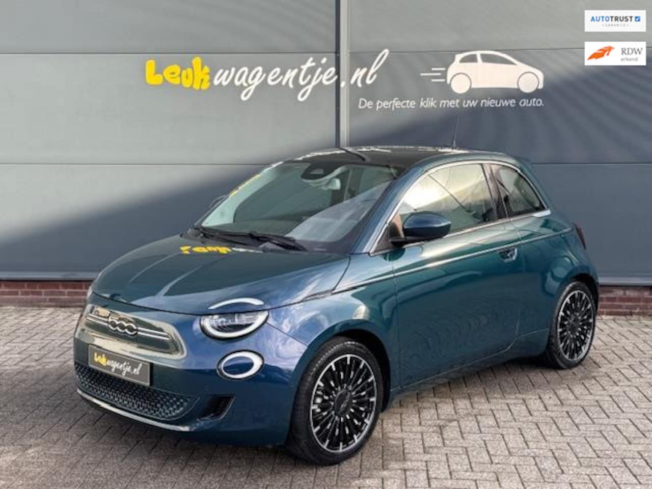 Fiat 500e - La Prima 42 kWh *carplay *leder *pano *camera etc - AutoWereld.nl