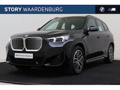 BMW iX1 - eDrive20 M Sport / Panoramadak / Trekhaak / Sportstoelen / Achteruitrijcamera / M Adaptief