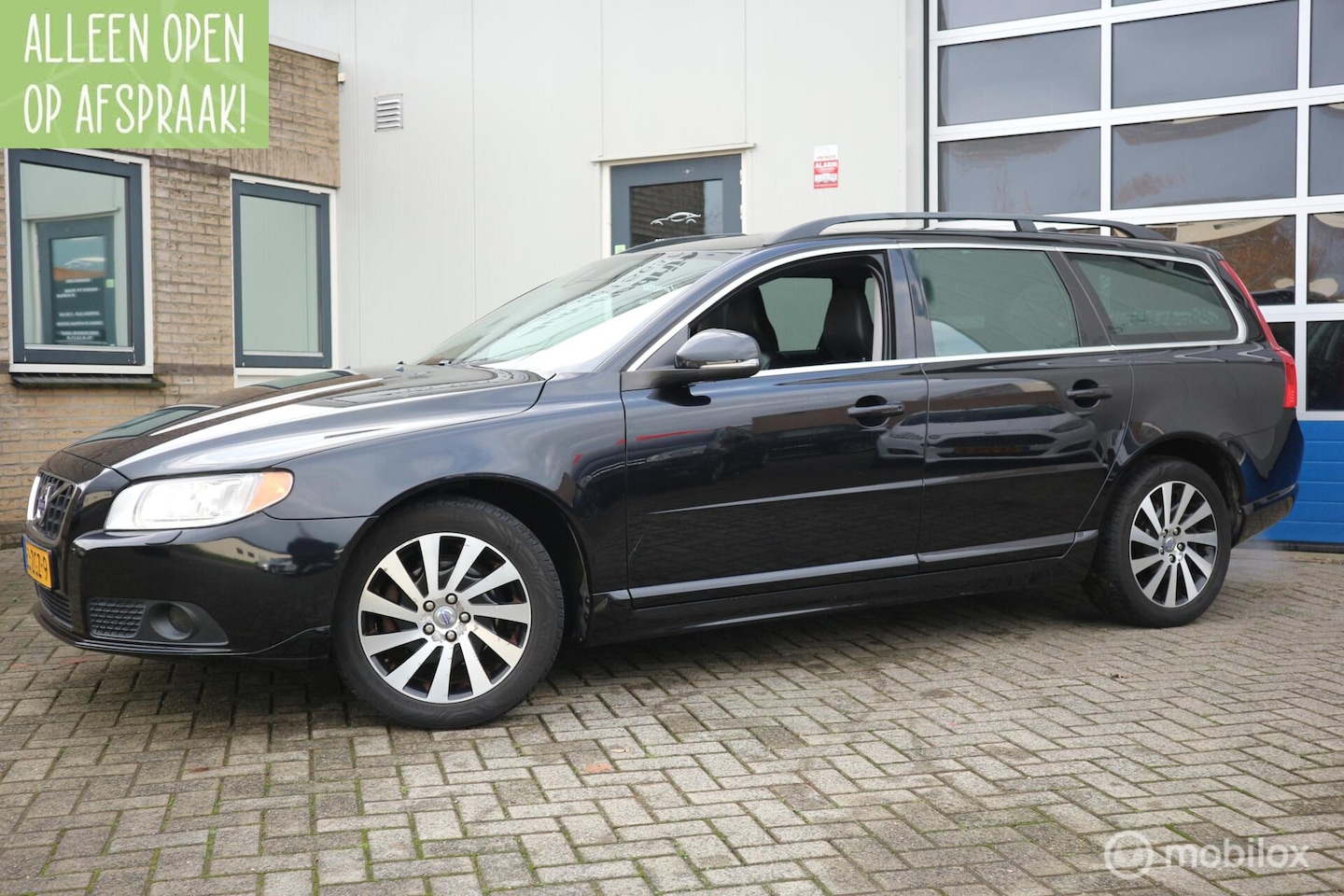 Volvo V70 - 1.6 T4 Momentum AUTOMAAT/XENON/LEDER/ECC/NAP - AutoWereld.nl