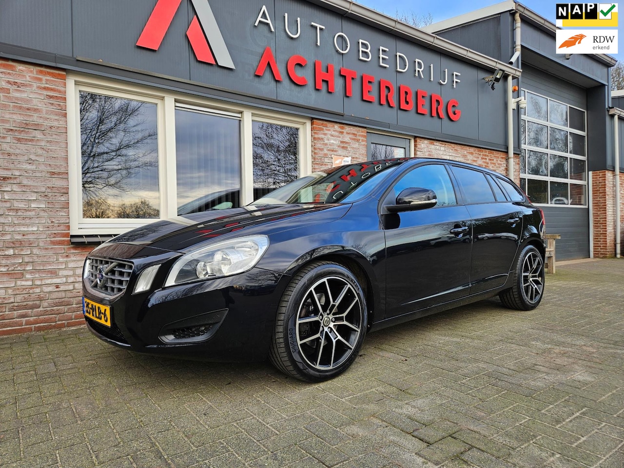 Volvo V60 - 1.6 T3 Kinetic Trekhaak! Arico/Clima! Navigatie! Cruise Control! Nette Auto! 18INCH! - AutoWereld.nl