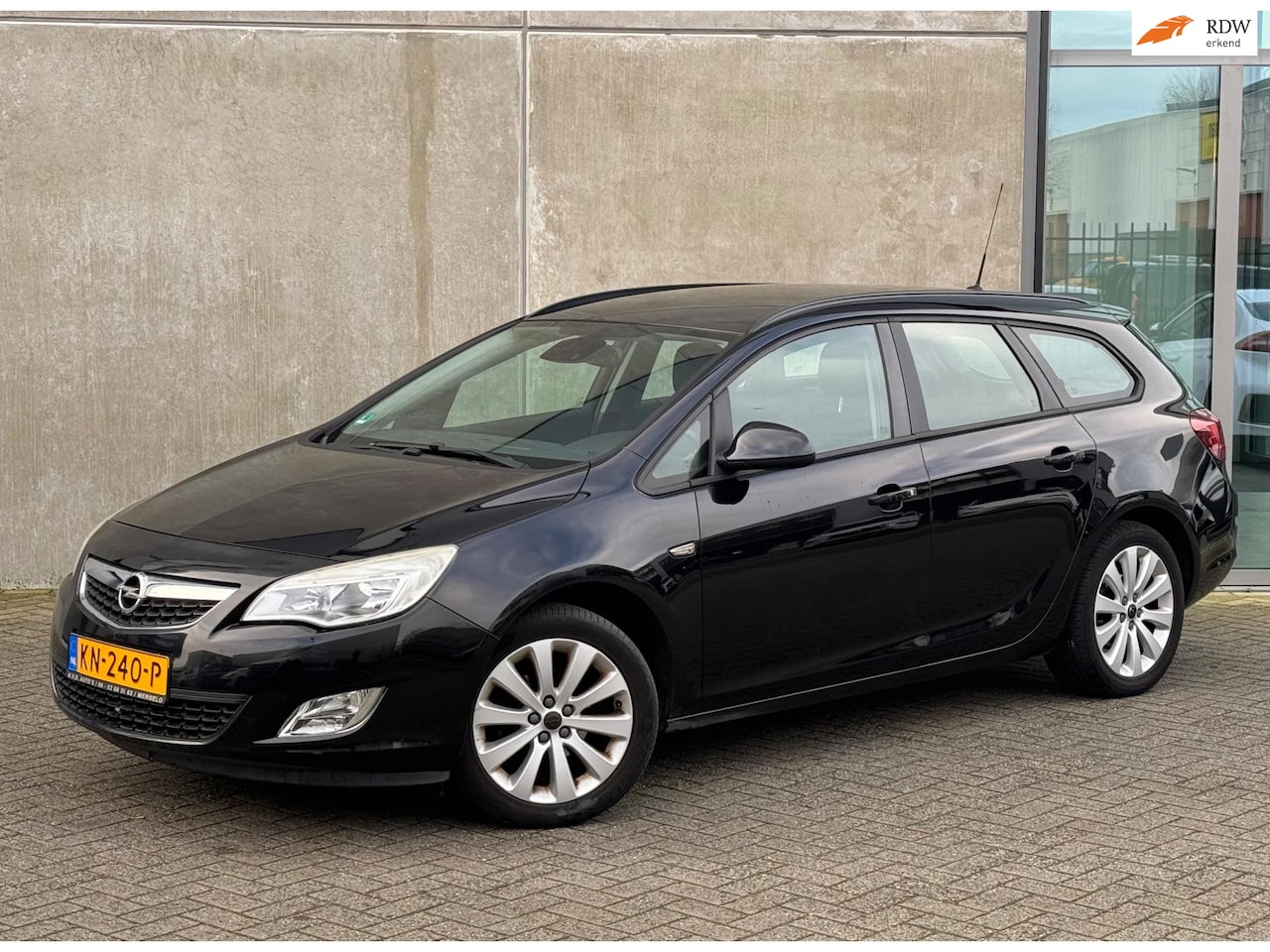 Opel Astra Sports Tourer - 1.4 Turbo 140pk 2011 Zwart PDC - AutoWereld.nl