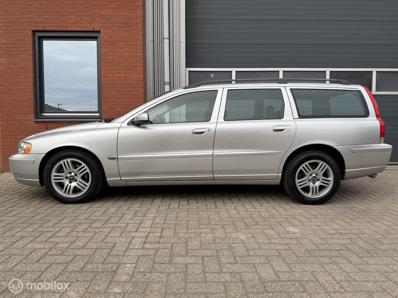 Volvo V70 - 2.4 Momentum - Volvo dealer onderh. - AutoWereld.nl