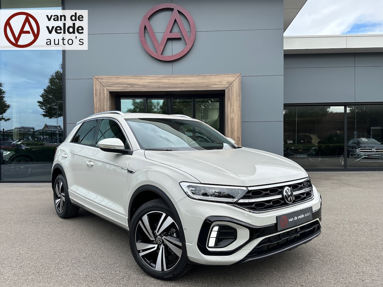 Volkswagen T-Roc - 1.5 TSI 150pk DSG R-Line | Camera | Keyless | Elek. Achterklep | Dode hoek | Rijklaar incl - AutoWereld.nl