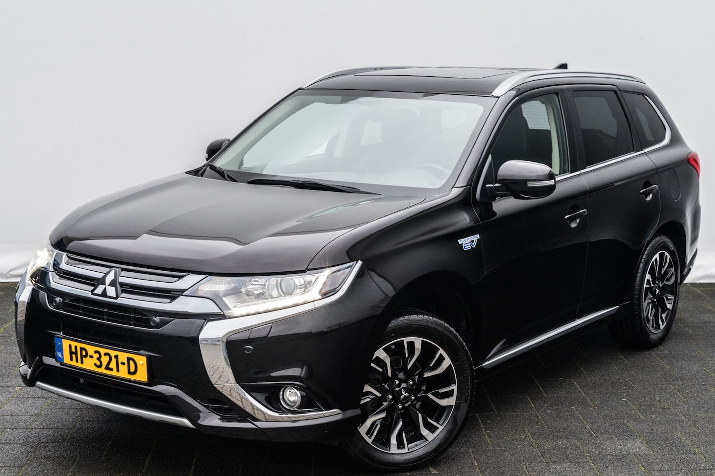 Mitsubishi Outlander - 2.0 PHEV Executive Edition | Trekhaak | Camera | Stoelverwarming | Navi - AutoWereld.nl