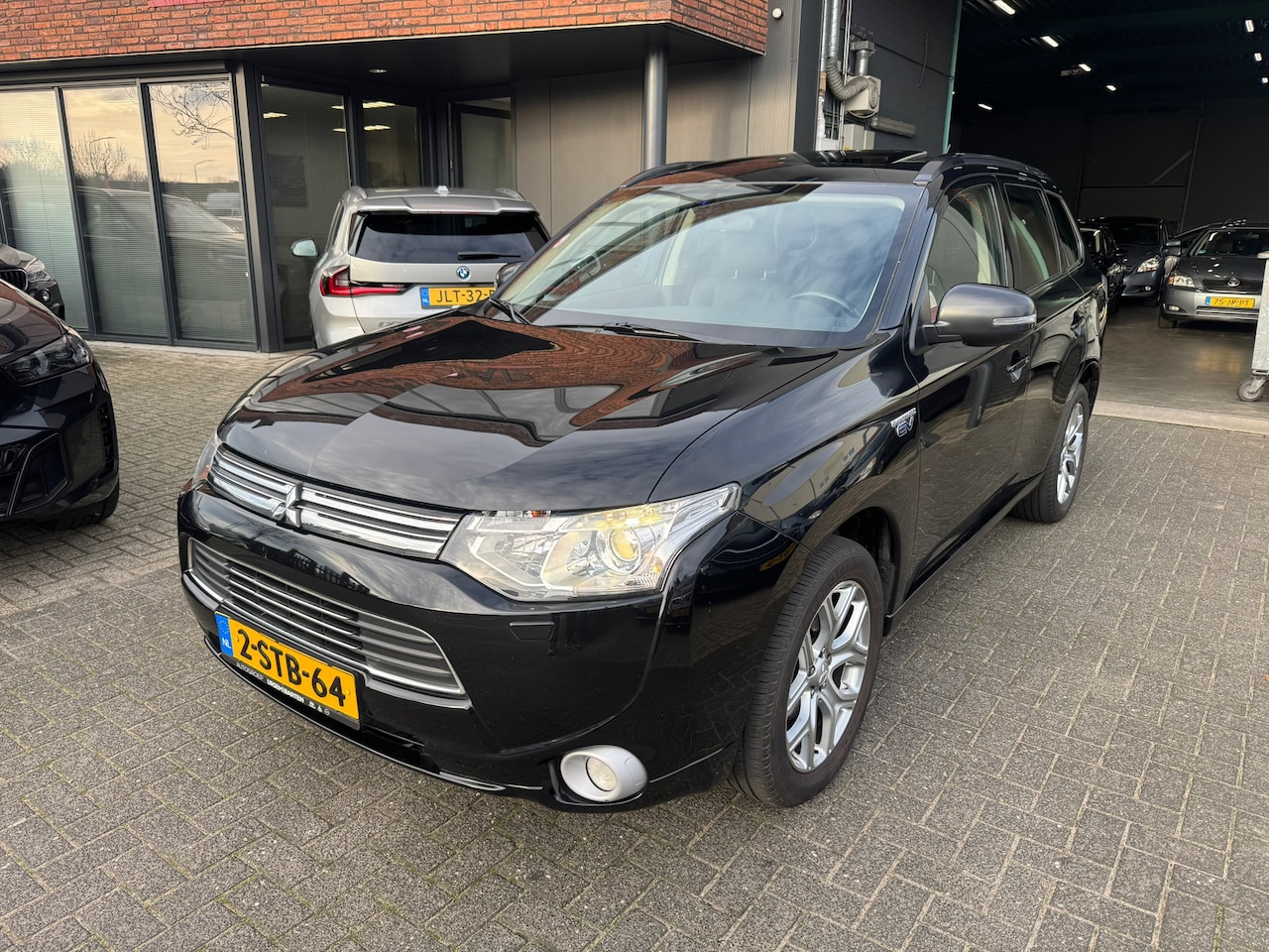 Mitsubishi Outlander - 2.0 PHEV Instyle Schuifdak Leder Trekhaak compleet onderhouden - AutoWereld.nl