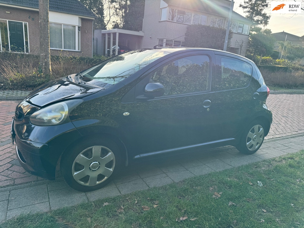 Toyota Aygo - 1.0-12V, Deuk in motorkap, uitlaat lekt, rijdt goed, met elektrische ramen. - AutoWereld.nl