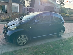 Toyota Aygo - 1.0-12V, Deuk in motorkap, uitlaat lekt, rijdt goed, met elektrische ramen