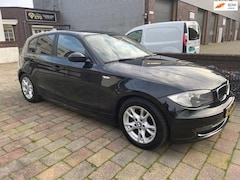 BMW 1-serie - 1-serie 118i Business Line 5 deurs / Clima Airco / NAP / Boekjes aanwezig / APK Juni 2026/