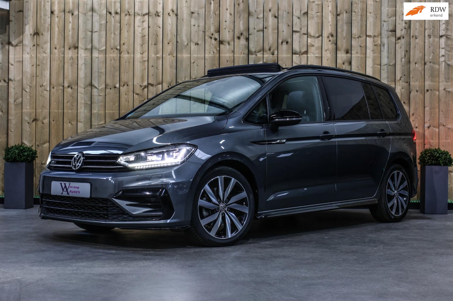 Volkswagen Touran - 1.5 TSI 3X R-Line 7p *Pano*Leder*Keyless*DSG*Led*ACC* - AutoWereld.nl