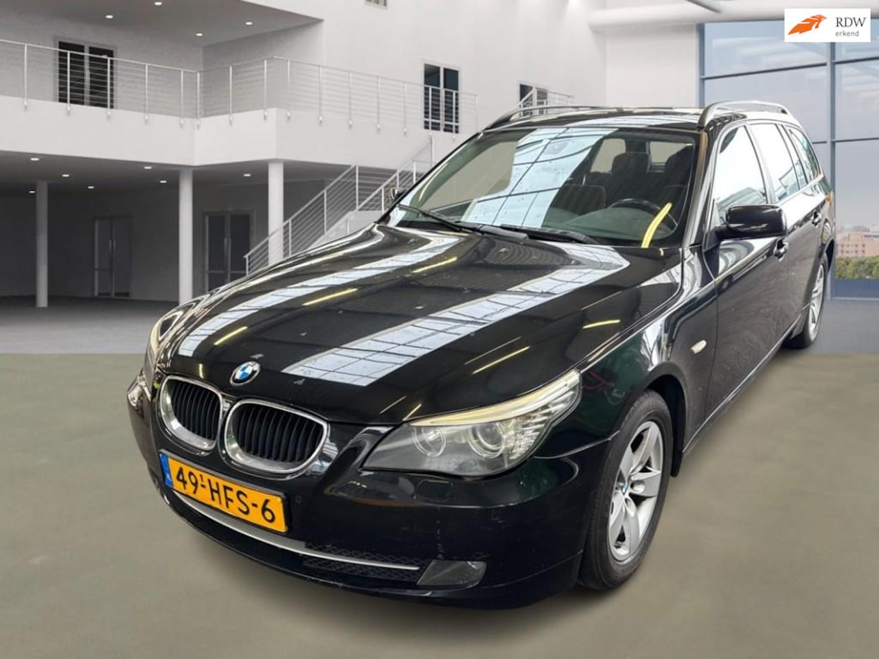 BMW 5-serie Touring - 520i Executive AUT NAVI PSENSOR 2 X SLEUTELS CRUISE - AutoWereld.nl