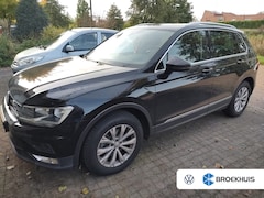 Volkswagen Tiguan - 1.4 TSI 125 pk Connected Series | Navigatie | Parkeersensoren | Cruise control |