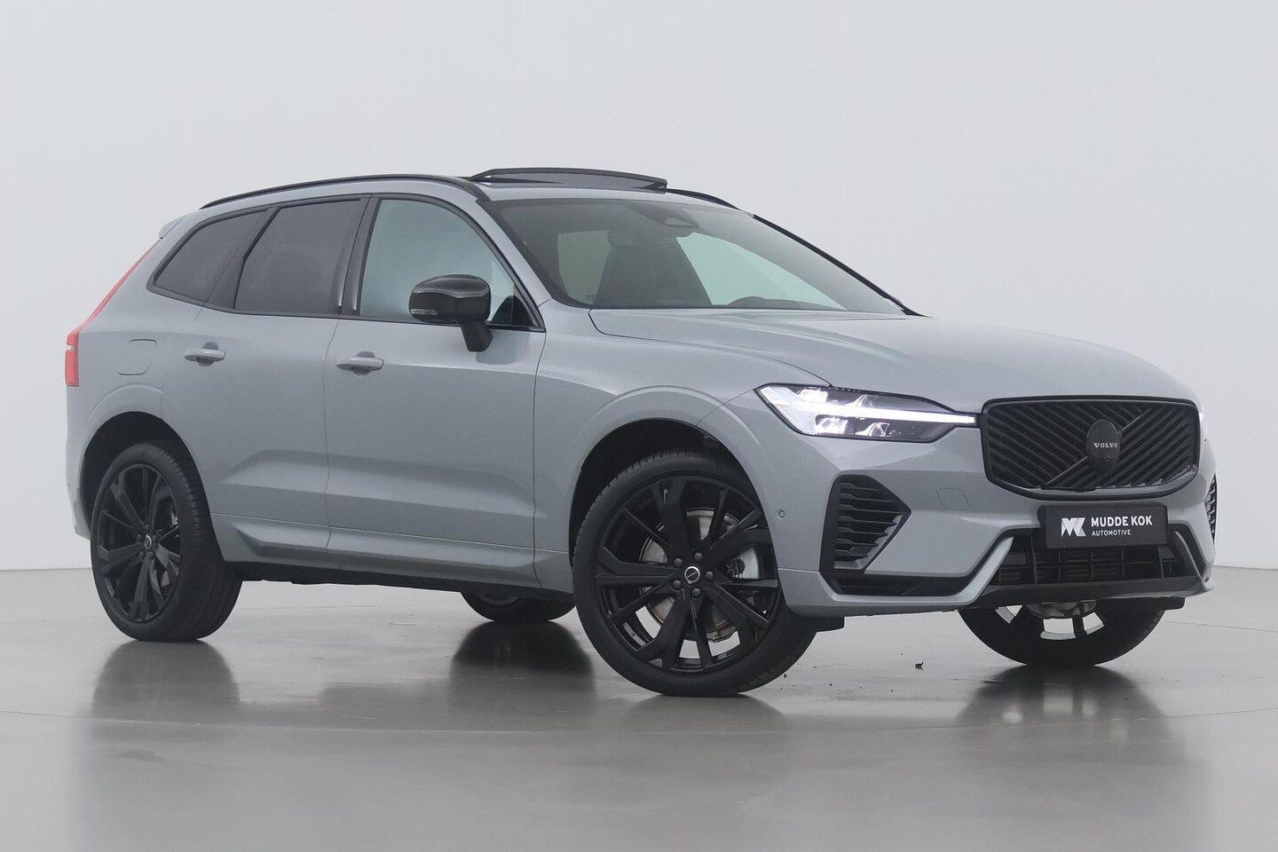 Volvo XC60 - T8 Plug-in hybrid Plus Black Edition | Panoramadak | 360° Camera | ACC | Stoel+Stuurverwar - AutoWereld.nl