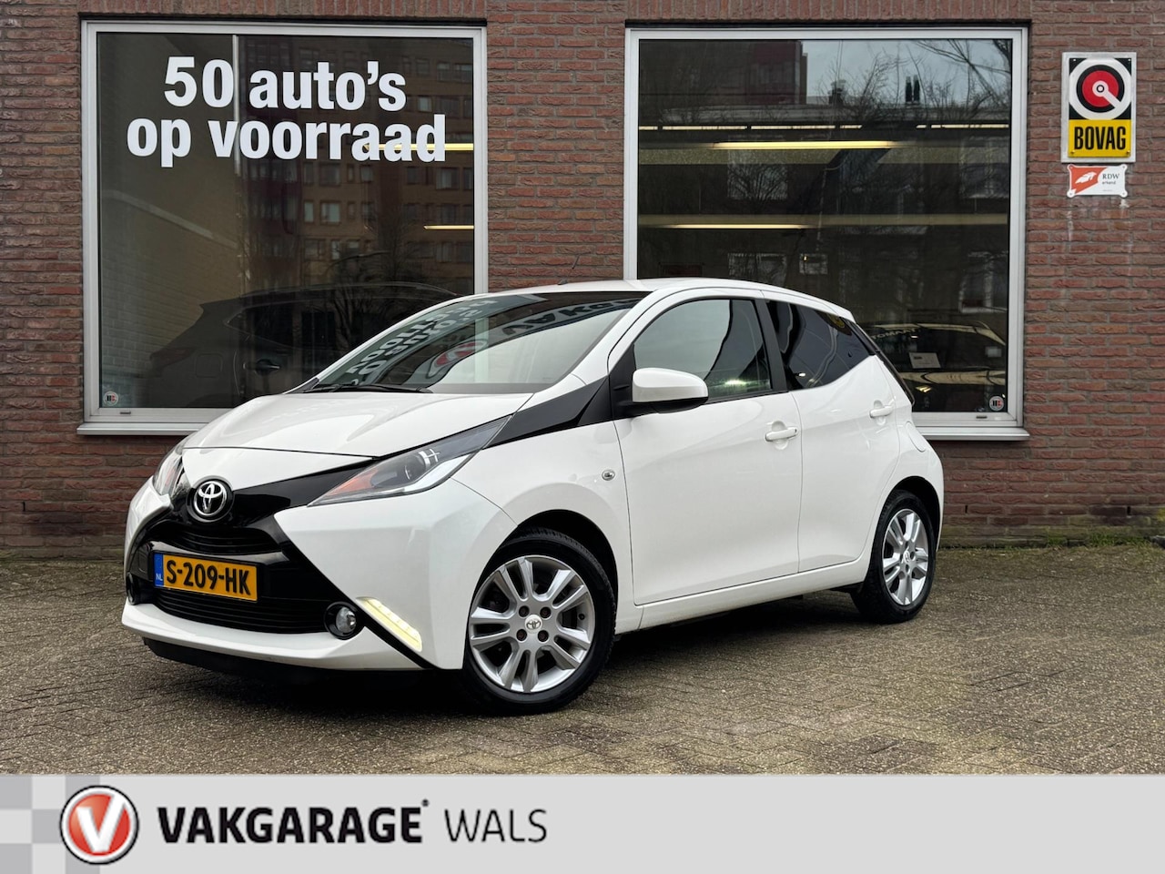 Toyota Aygo - 1.0 VVT-i x-play | Airco | Camera | Cruise | Leer | Stoelverwarming - AutoWereld.nl