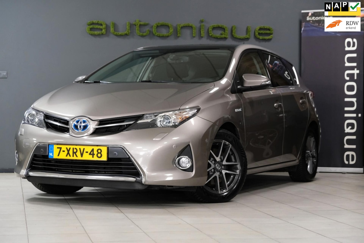 Toyota Auris - 1.8 Hybrid Lease+ |Panoramadak+Trekhaak| UNIEK 105dkm Leder/All-Season - AutoWereld.nl