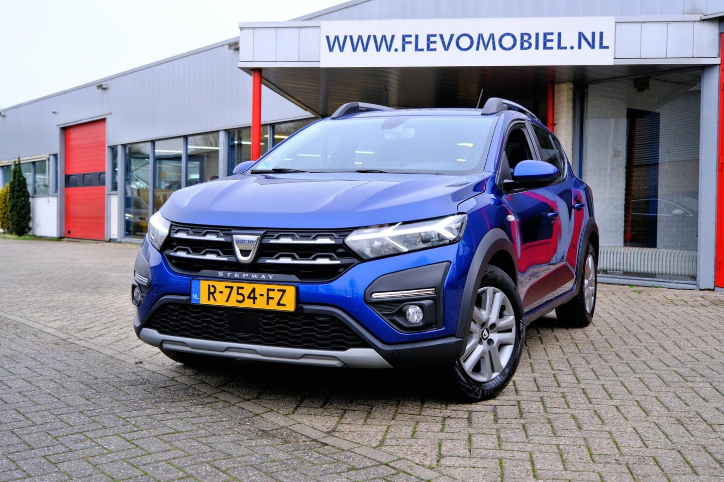 Dacia Sandero - 1.0 TCe 100 Bi-Fuel/LPG-G3 Essential Clima|Cruise|LED|PDC - AutoWereld.nl